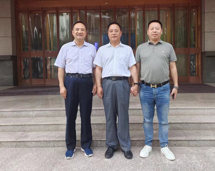 周德林一行拜访西安市商洛商会和盘龙药业集团主要领导 周德林一行拜访西安市商洛商会和盘龙药业集团主要领导